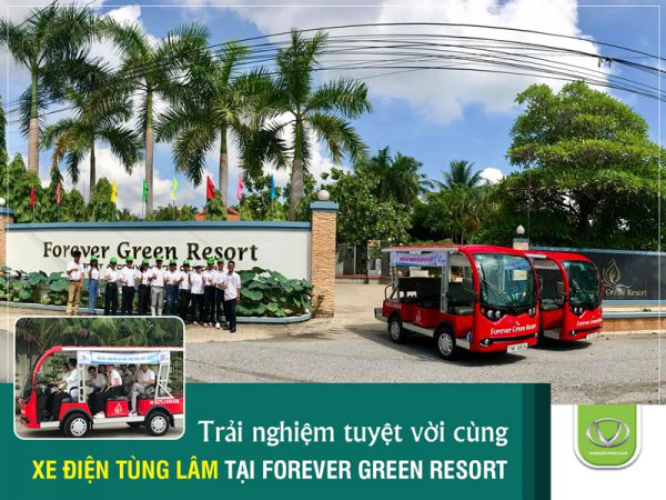 Du khách thích thú với xe điện tại Forever Green Resort