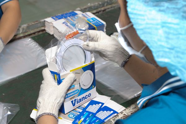 Sản phẩm bóng đèn Vianco được kiểm tra và đóng gói cẩn thận trước khi xuất xuỏng