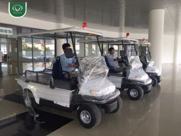 xe điện chở bệnh nhân trong viện