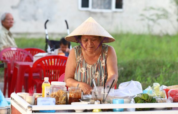 Bà Xinh, 70 tuổi không có lương hưu, bán bánh nậm, bánh lọc mưu sinh ở Thừa Thiên Huế. Ảnh: Võ Thạnh