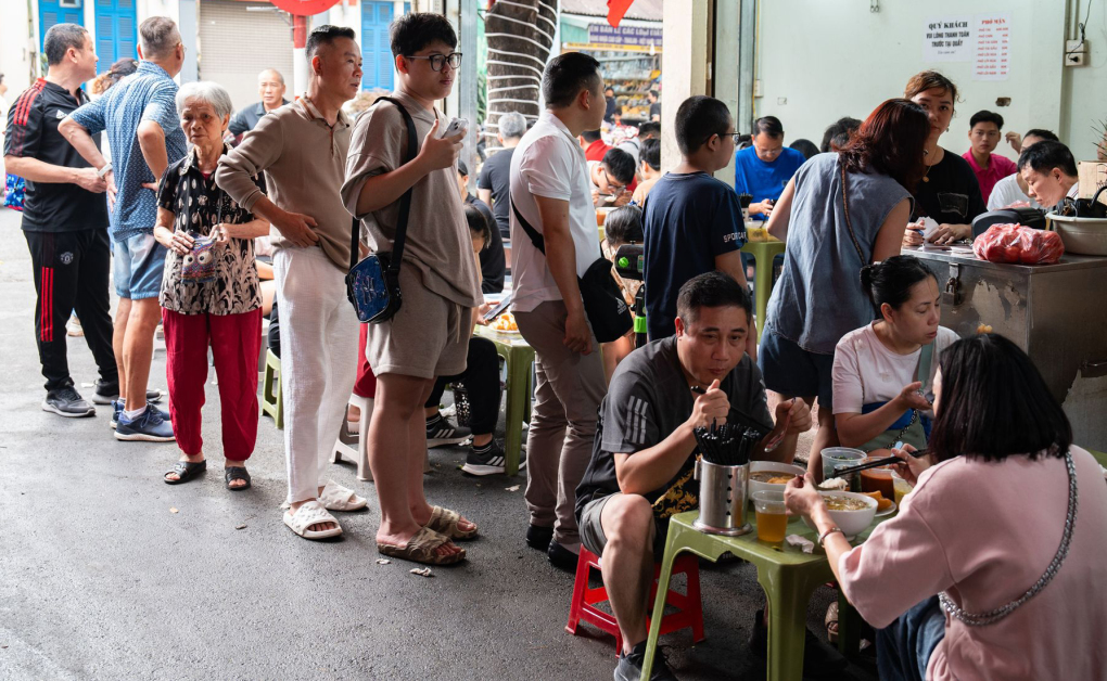 Người dân xếp hàng chờ ăn phở tại một quán ở phố Gầm Cầu, quận Hoàn Kiếm đầu tháng 4/2024. Ảnh: Tùng Đinh