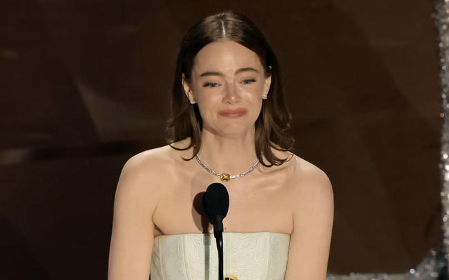 Oscar 2024: Emma Stone rách váy khi nhận giải, đổ lỗi cho Ryan Gosling - Ảnh 1.