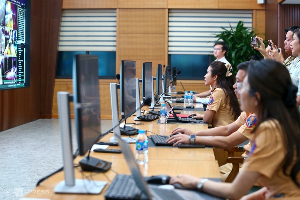 Hàng chục CSGT sẽ làm việc thông qua máy tính và màn hình lớn. Ảnh: Việt An