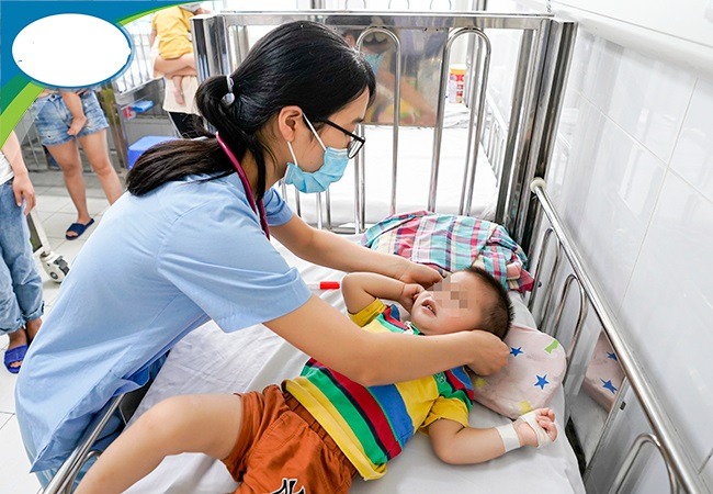 Gia tăng ca mắc tay chân miệng, dấu hiệu cha mẹ cần lưu ý- Ảnh 1.