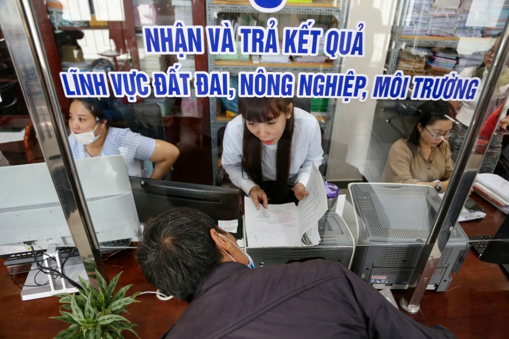 Người dân làm thủ tục đất đai tại TP HCM. Ảnh: Đình Văn