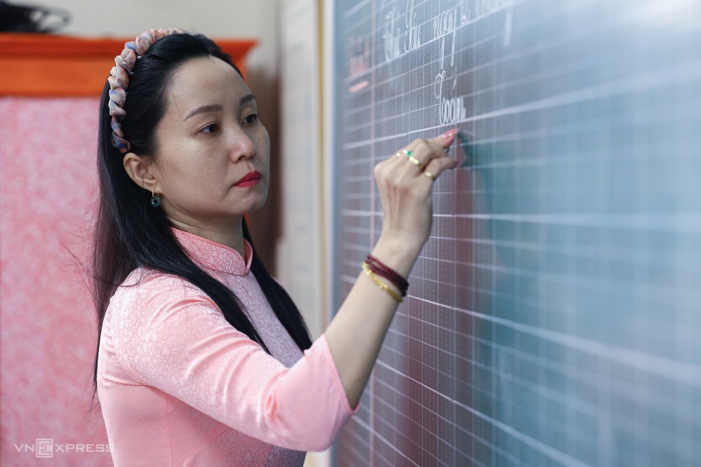 Giáo viên trường tiểu học Bùi Văn Mới, phường Phước Long, TP HCM, trong ngày khai giảng 5/9/2025. Ảnh: Quỳnh Trần