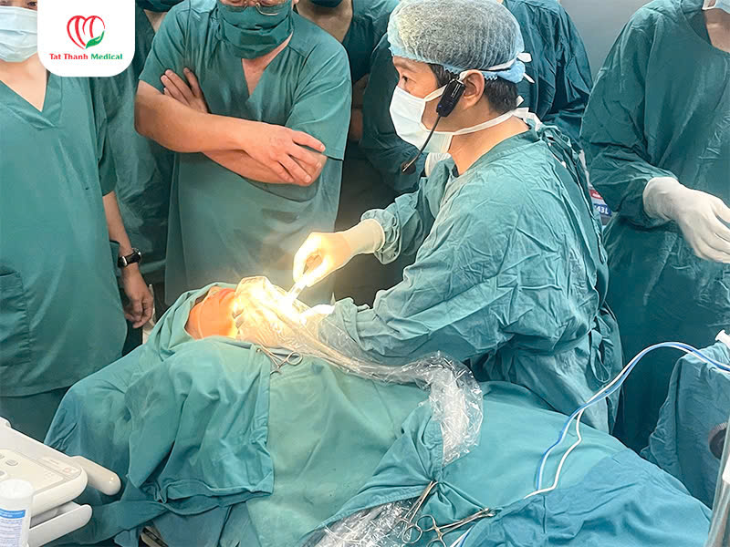 Máy đốt sóng cao tần u tuyến giáp trong phòng mổ