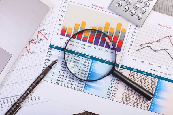 Thị trường chứng khoán chìm trong sắc đỏ, nhà đầu tư nên làm gì?