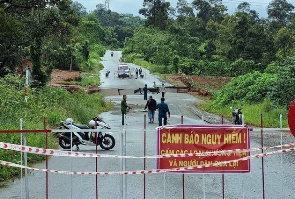 Mưa lớn kéo dài, Lâm Đồng tiếp tục di dời dân - Ảnh 1. Mưa lớn kéo dài, Lâm Đồng tiếp tục di dời dân - Ảnh 1.