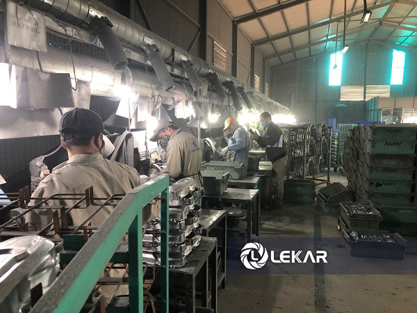 đánh bóng phụ tùng ô tô xe máy