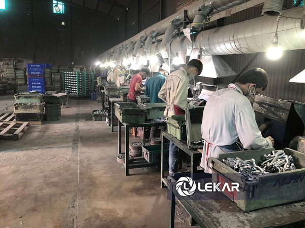 đánh bóng phụ tùng ô tô xe máy