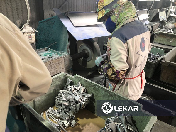 đánh bóng phụ tùng ô tô xe máy