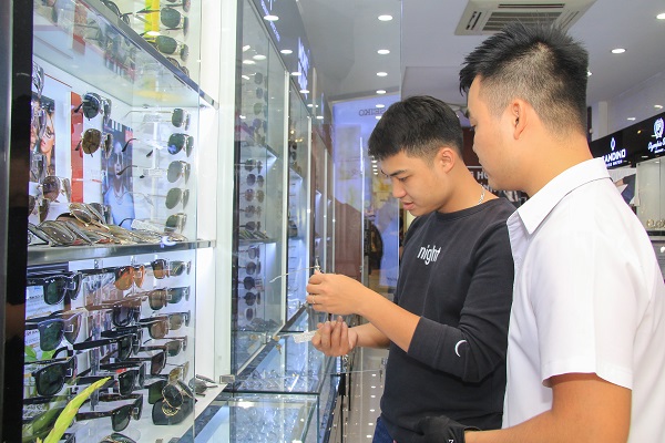 Lưu ngay địa chỉ mua kính mắt Luxottica tại Long Biên chính hãng