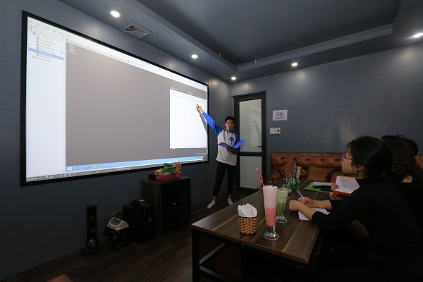 Erato 8 Trần Vỹ: Quán cafe phim chất lừ được giới trẻ săn đón