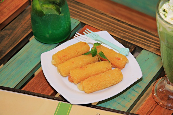 Erato 8 Trần Vỹ: Quán cafe phim chất lừ được giới trẻ săn đón