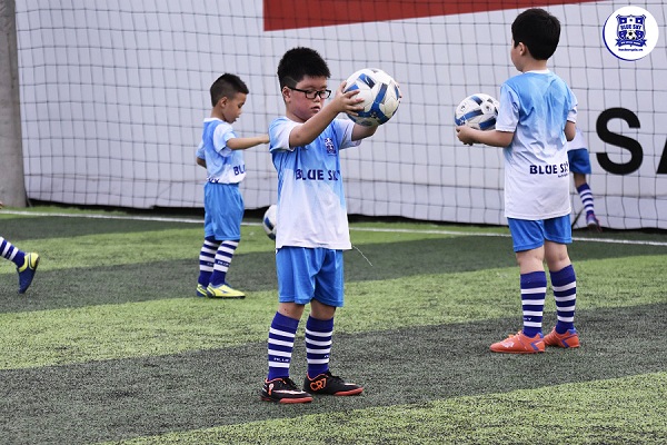 dạy bóng đá trẻ em