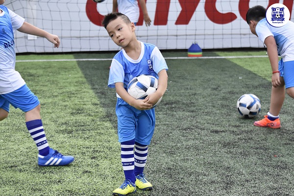 dạy bóng đá trẻ em