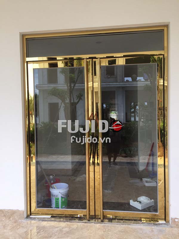 cửa kính khung inox vàng gương