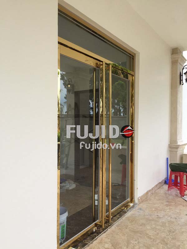 cửa kính khung inox vàng gương