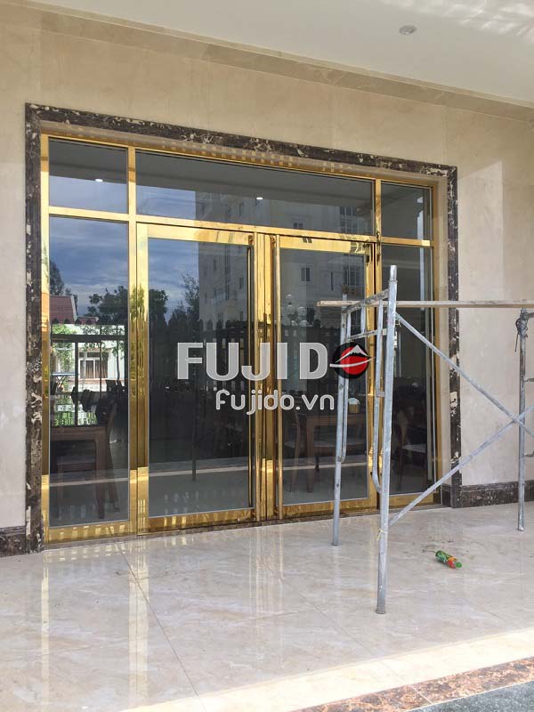 cửa kính khung inox vàng gương