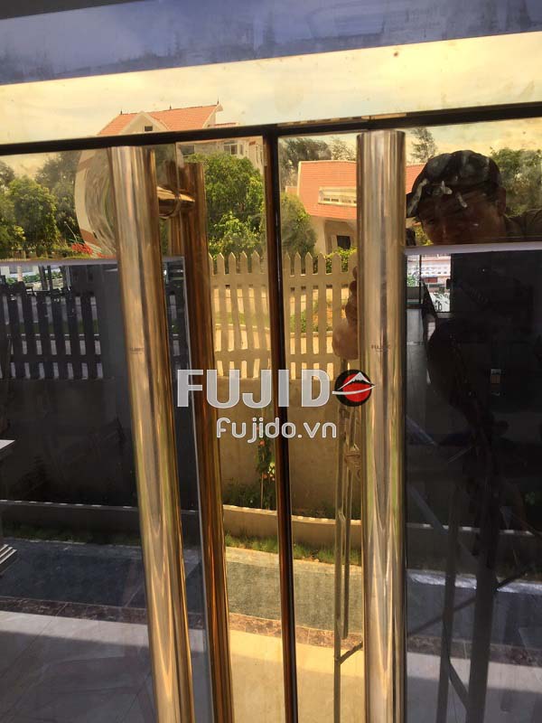 cửa kính khung inox vàng gương
