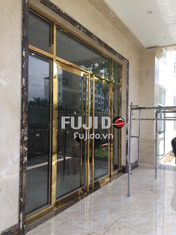 cửa kính khung inox vàng gương