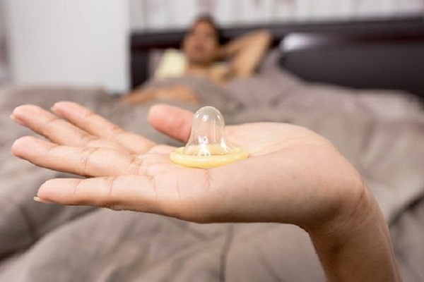 Rào cản vô hình của giới trẻ Việt Nam khi mua và sử dụng bao cao su